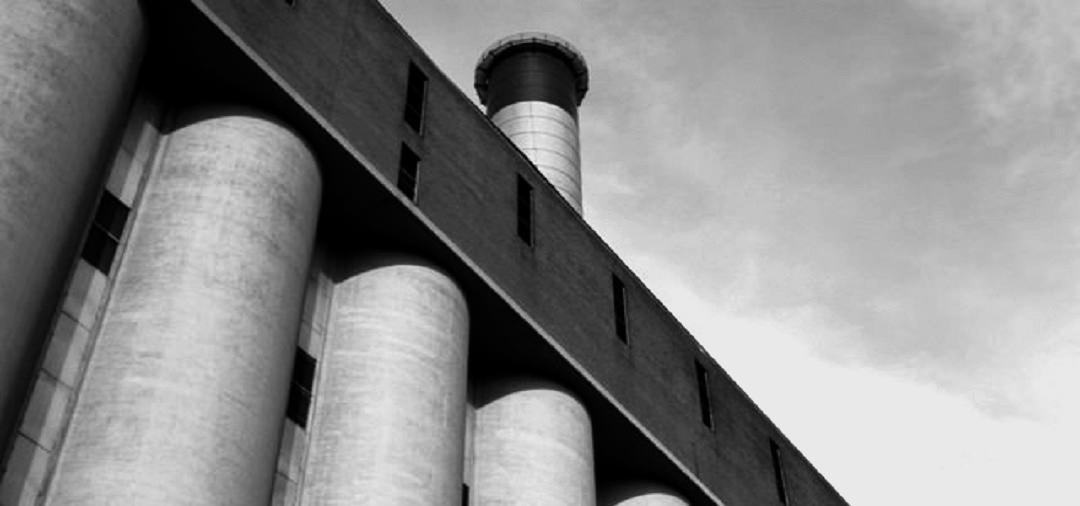 How does a foreign investor set up a financial institution in the PRC?